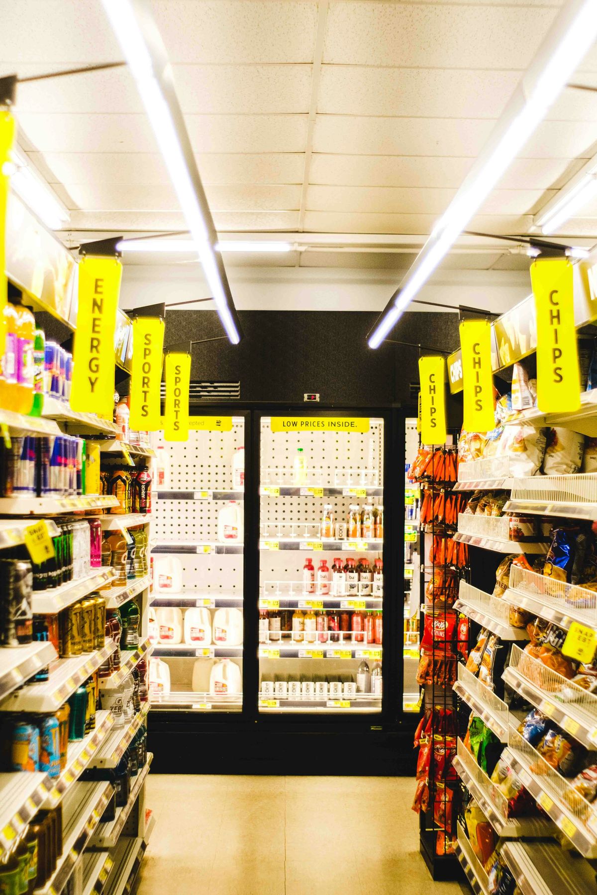 Fruit display under fresh-food tuned lighting